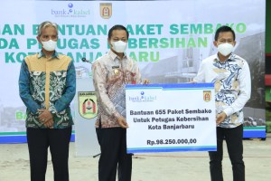 Wakil Walikota Banjarbaru Wartono didampingi Sekretaris Daerah Kota Banjarbaru Said Abdullah menyerahkan bantuan sosial paket sembilan bahan pokok dari Bank Kalsel