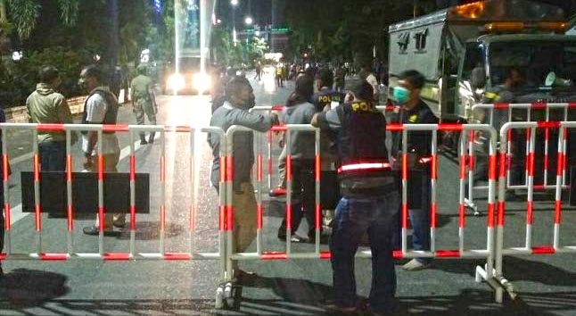 pembatasan seluruh aktivitas masyarakat berupa pemberlakuan jam malam di Kota Banjarmasin