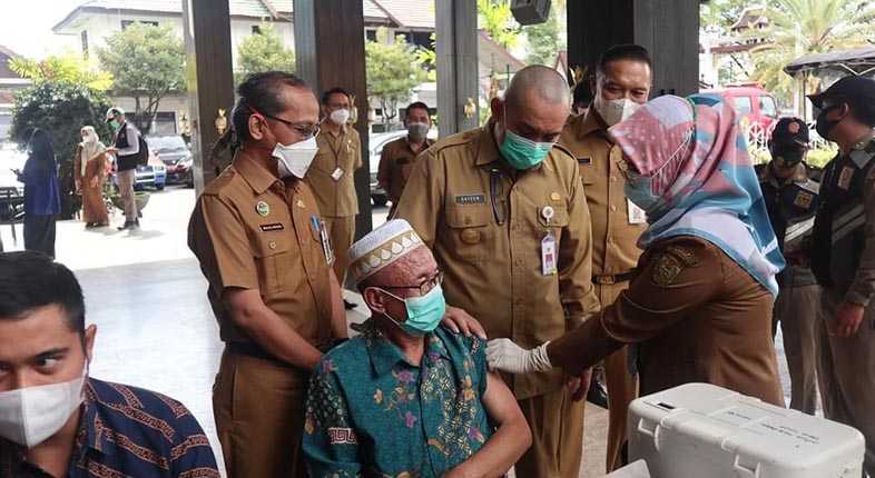 vaksinasi massal Tahun 2021 yang berlangsung di Lobby Balaikota Banjarmasin (1)