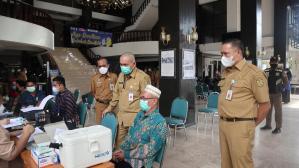 vaksinasi massal Tahun 2021 yang berlangsung di Lobby Balaikota Banjarmasin (2)