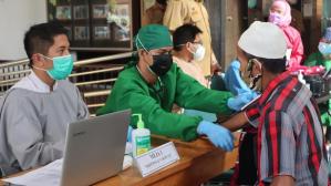 vaksinasi massal Tahun 2021 yang berlangsung di Lobby Balaikota Banjarmasin (3)