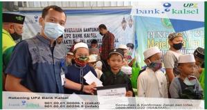Bank Kalsel menyerahkan santunan dalam Kegiatan Bakti Sosial Khitanan Massal di Ponpes Tahfidzul Quran RMA Banjarbaru (2)