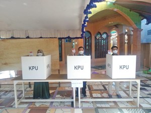 Bersama sang istri dan anak tertuanya, Ibnu Sina berangkat dari kediaman pribadinya ke TPS pada Pemungutan Suara Ulang (PSU) Pemilihan Gubernur dan Wakil Gubernur