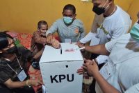 H Basuni Kasim Abdilah (83 tahun) tetap antusias memberikan hak pilihnya dalam pelaksanaan PSU Pemilihan Gubernur dan Wakil Gubernur Kalimantan Selatan