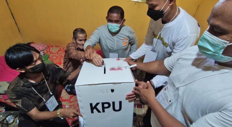 H Basuni Kasim Abdilah (83 tahun) tetap antusias memberikan hak pilihnya dalam pelaksanaan PSU Pemilihan Gubernur dan Wakil Gubernur Kalimantan Selatan
