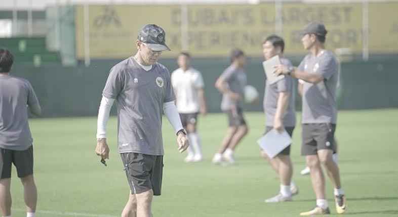 Pelatih timnas Indonesia, Shin Tae-yong, saat memimpin pemusatan latihan di Dubai, Uni Emirat Arab