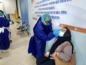 Petugas penyelenggaranya PSU Pilgub 2020 menjalani pemeriksaan rapid test antigen
