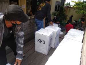 Proses pendistribusian logistik Pemilihan Gubernur dan Wakil Gubernur (Pilgub) Provinsi Kalimantan Selatan tahun 2020  di Kota Banjarmasin Tahun 2021