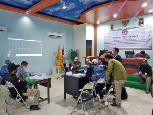 Rekapitulasi suara dalam proses Pemungutan Suara Ulang (PSU) Pemilihan Gubernur dan Wakil Gubernur Rekapitulasi suara dalam proses Pemungutan Suara Ulang (PSU) Pemilihan Gubernur dan Wakil Gubernur