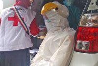 Tenaga kesehatan kelelahan usai melakukan tes swab massal
