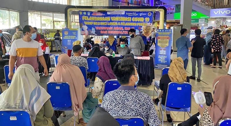Vaksinasi terhadap pedagang pasar tradisional