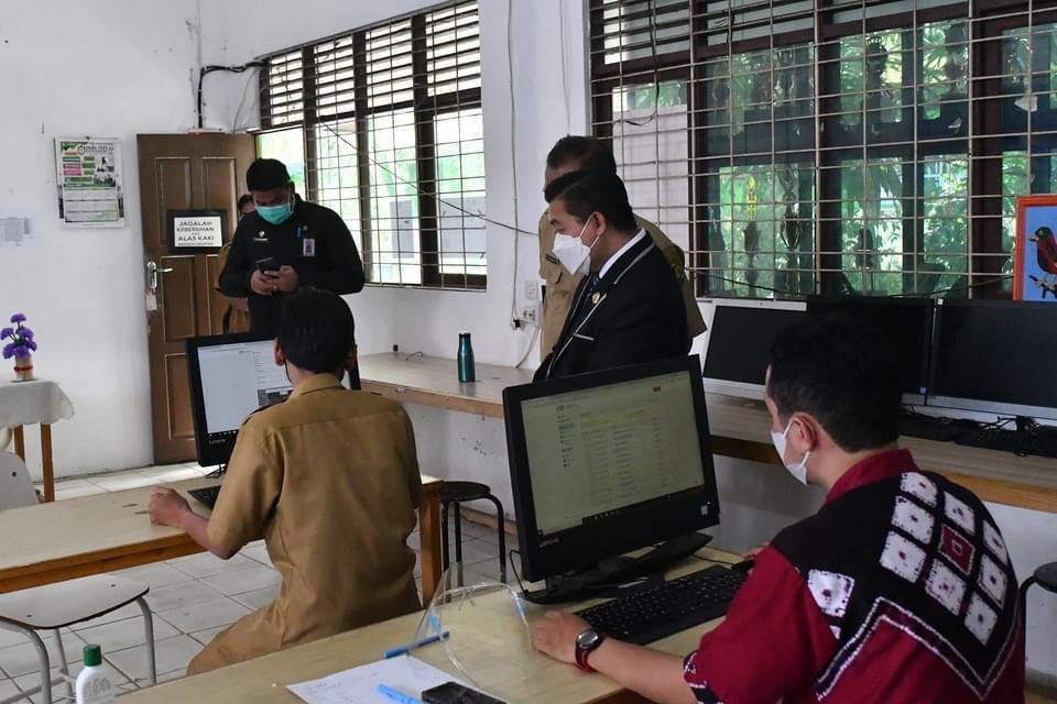 H Ibnu Sina  bersama pihak Dinas Pendidikan memantau PPDB online itu untuk melihat kesiapan Sekolah Menengah Pertama (SMP)