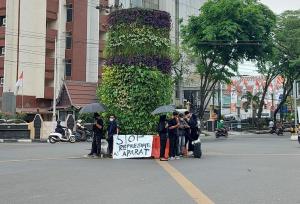 Aksi Kamisan yang dilakukan belasan mahasiswa di perempatan Jalan Lambung Mangkurat, Kota Banjarmasin (2)