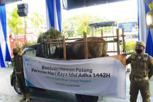 Bank Syariah Indonesia (BSI) menyerahkan secara simbolis hewan potong untuk perayaan Hari Raya Idul Adha 1442 (3)