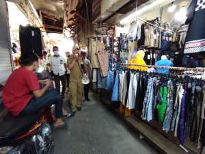 Dinas Perdagangan dan Perindustrian (Disperdagin) Kota Banjarmasin, mensosialisasikan aturan-aturan yang ada di PPKM Level 4 di salah satu pasar tradisional, tepatnya di Pasar Sudimampir Baru (2)