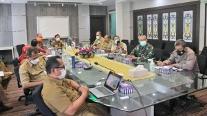 Pemerintah Kota (Pemko) Banjarmasin melalui Dinas Kesehatan Kota Banjarmasin melaksanakan rapat koordinasi evaluasi penanganan dan pengendalian Covid-19