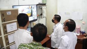 Walikota Banjarmasin, H Ibnu Sina meninjau langsung ruangan-ruangan isolasi untuk pasien Covid-19 yang ada di Rumah Sakit Umum Daerah (RSUD) Sultan Suriansyah (3)