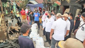 Walikota Banjarmasin, H. Ibnu Sina berikan bantuan kepada 9 kepala keluarga dengan total 23 jiwa korban musibah kebakaran