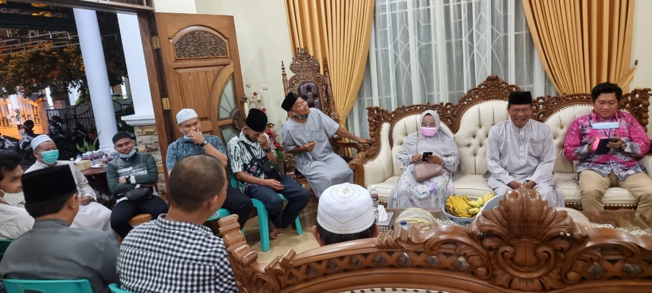 Sultan H Khairul Saleh bersilaturrahim atau 'badadapatan' dengan Kerukunan Bubuhan Banjar (KKB) Provinsi Kepulauan Riau (Kepri), Kota Tanjungp Pinang dan Kabupaten Bintan dan ziarah ke makam Syekh Syihabuddin bin Syekh Muhammad Arsyad Al Banjari di Pulau Penyengat Sultan H Khairul Saleh bersilaturrahim atau 'badadapatan' dengan Kerukunan Bubuhan Banjar (KKB) Provinsi Kepulauan Riau (Kepri), Kota Tanjungp Pinang dan Kabupaten Bintan dan ziarah ke makam Syekh Syihabuddin bin Syekh Muhammad Arsyad Al Banjari di Pulau Penyengat