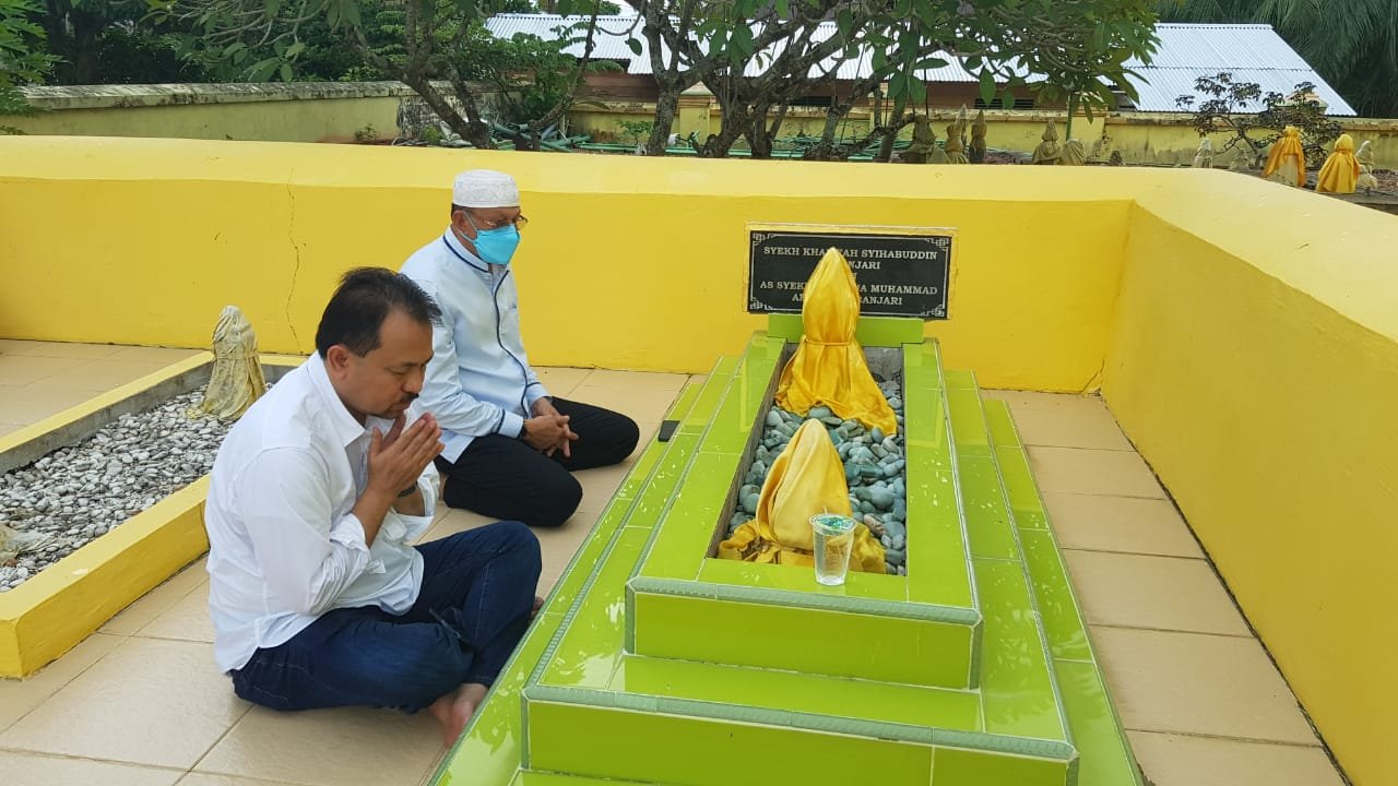 Sultan H Khairul Saleh bersilaturrahim atau 'badadapatan' dengan Kerukunan Bubuhan Banjar (KKB) Provinsi Kepulauan Riau (Kepri), Kota Tanjungp Pinang dan Kabupaten Bintan dan ziarah ke makam Syekh Syihabuddin bin Syekh Muhammad Arsyad Al Banjari di Pulau Penyengat Sultan H Khairul Saleh bersilaturrahim atau 'badadapatan' dengan Kerukunan Bubuhan Banjar (KKB) Provinsi Kepulauan Riau (Kepri), Kota Tanjungp Pinang dan Kabupaten Bintan dan ziarah ke makam Syekh Syihabuddin bin Syekh Muhammad Arsyad Al Banjari di Pulau Penyengat