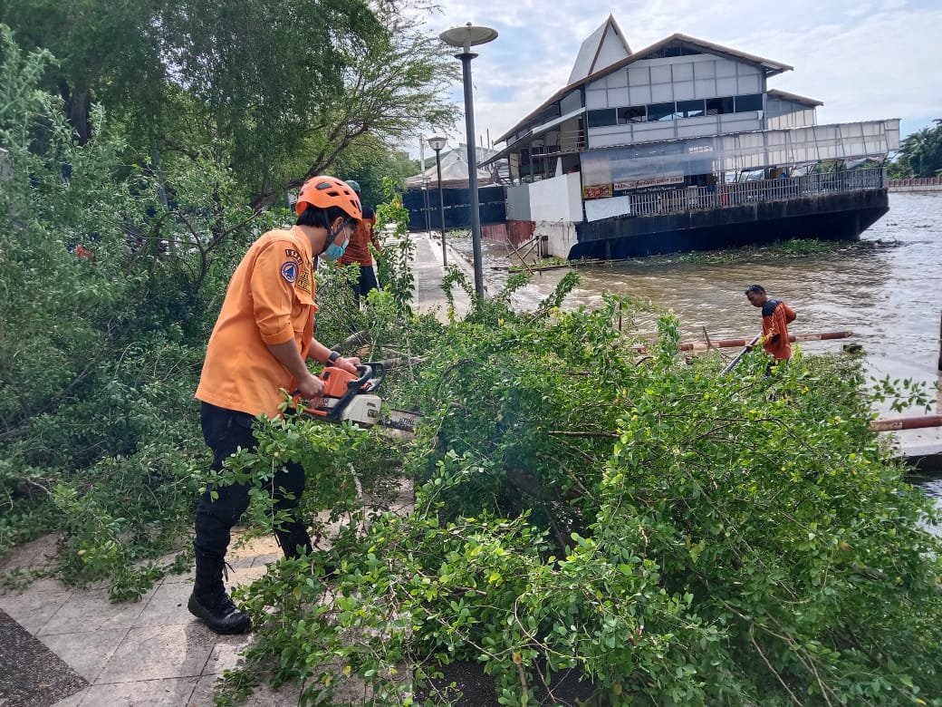 Lampu Penerangan jalan di Siring Sungai Pemko Kota Banjarmasin tersebut juga ikut roboh