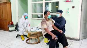 BERGERAK TNI AL-LANAL Banjarmasin Gencarkan Servak Covid-19 Warga Pesisir (2)