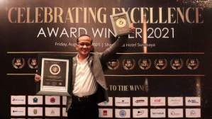 Kepala Dinas Kesehatan Kota Banjarmasin, Machli Riyadi mendapatkan Penghargaan Platinum Indonesia 2021 dari Yayasan Penghargaan Prestasi Indonesia