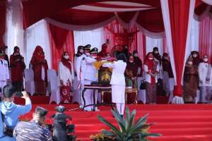 NERVOUS Bayangi Fitri Saat Ditunjuk Jadi Pembawa Baki Bendera (3)