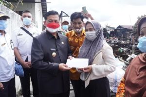 PEMKO PERHATIAN Terhadap Musibah Kebakaran di Alalak, Walikota Antarkan Bantuan (3)