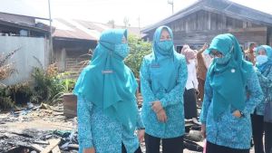 TP-PKK KOTA Banjarmasin Bantu Korban Kebakaran Alalak (2)