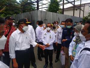 WARGA ISOMAN Diminta Menko PMK Wajib Diberi Oxymeter (1)