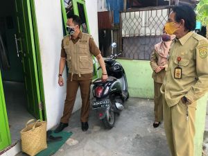 WARGA ISOMAN di Banjarmasin Terima Bantuan Paket Sembako (2)