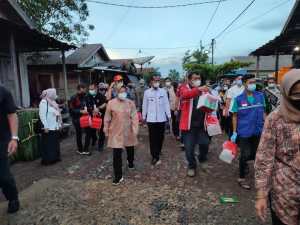 MENSOS Risma Bagikan Bantuan untuk Warga (2)