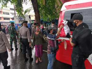 ANTUSIAS SAMBUTAN Warga terhadap. Bantuan Sembako Presiden Jokowi (2)