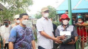 BANTUAN untuk Korban Kebakaran di Gg 6 Oktober Diserahkan Walikota Banjarmasin (2)