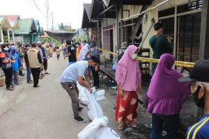 KORBAN KEBAKARAN di Komplek Semanda 5 Rt 32 Dibantu Walikota Banjarmasin (2)