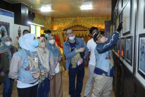 KUNJUNGI Pasar Terapung dan Rumah Anno, Nur Asia Uno Borong Kain Sasirangan dan Tas Purun (2)