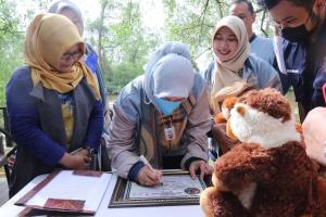 KUNJUNGI Pasar Terapung dan Rumah Anno, Nur Asia Uno Borong Kain Sasirangan dan Tas Purun (3)