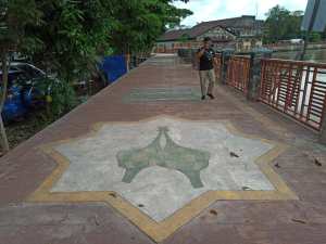 TAMPIL BEDA, Lantai Siring dengan Motif Ketupat (2)