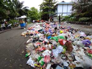 TERCEMAR! Tumpukan Sampah Kotori Kawasan Pelajar Mulawarman (2)