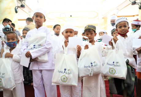 SANTUNAN PESERTA Sunatan Massal Diberikan UPZ Bank Kalsel (3)