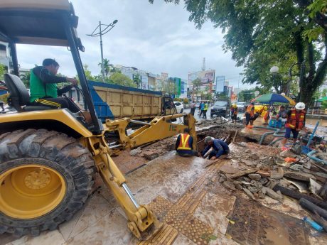 TERPAKSA Sementara Korbankan Trotoar Jl A Yani, Perbaikan Pipa PDAM (2)