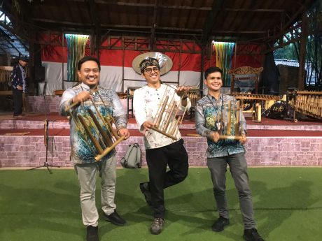 33 REKAN PERS Diajak Bank Kalsel Kunjungi Saung Angklung Udjo (2)