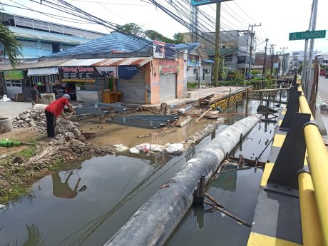 DIKELUHKAN WARGA, Lambannya Pengerjaan Jembatan Pandu (2)