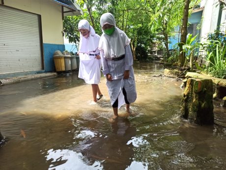 PAKAI SANDAL, Terpaksa Siswa- Siswi SD ke Sekolah (2)