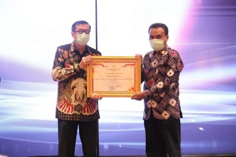 PIAGAM dan Tropy JDIHN Terbaik Diterima Kota Banjarmasin (2)