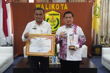 PIAGAM dan Tropy JDIHN Terbaik Diterima Kota Banjarmasin (3)