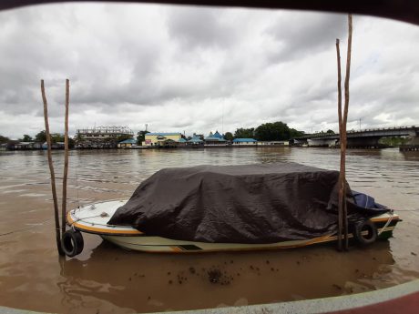 TERONGGOK DI DERMAGA Ambulans Sungai Bernilai Rp800 Juta