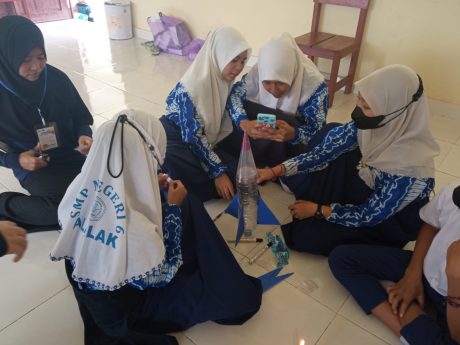BIKIN ROKET Mini Kerjasama Hima FKIP dengan Siswa SMPN 6 Alalak (2)
