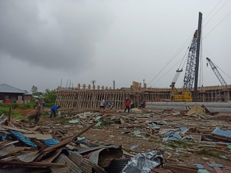 DIBONGKAR PEMKO Tiga Rumah di Lahan Proyek Jembatan HKSN (2)